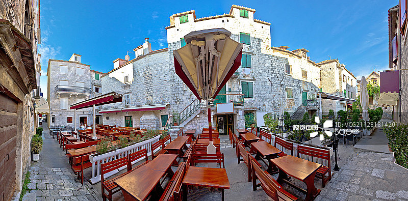 特罗吉尔小镇广场全景图片素材