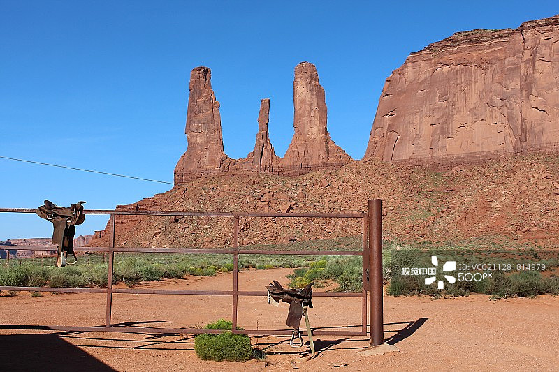 三姐妹峰前的备用马鞍图片素材