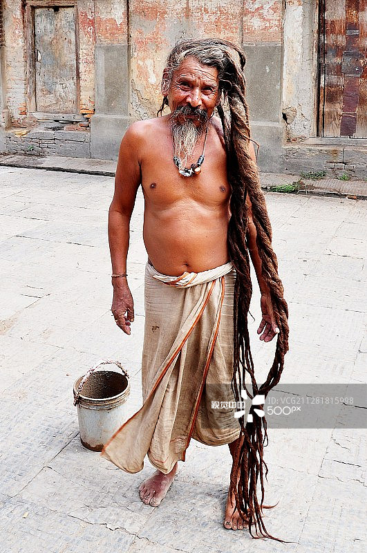 加德满都帕斯帕提纳神庙的瑜伽苦行僧图片素材