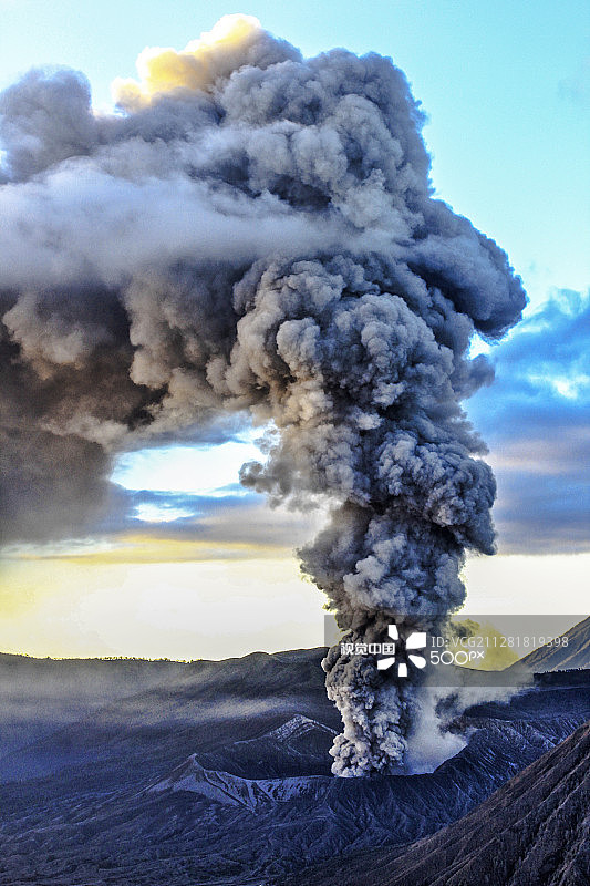 布罗莫火山喷发图片素材