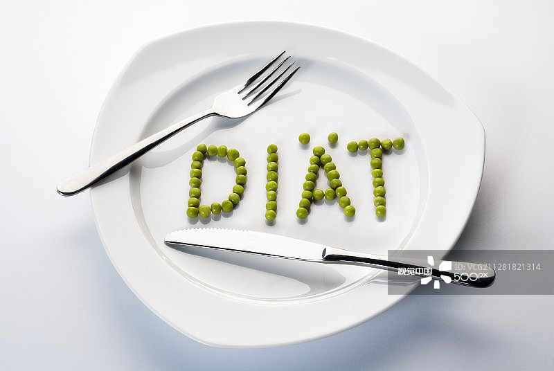 盘子里豌豆拼成的“饮食”字样图片素材