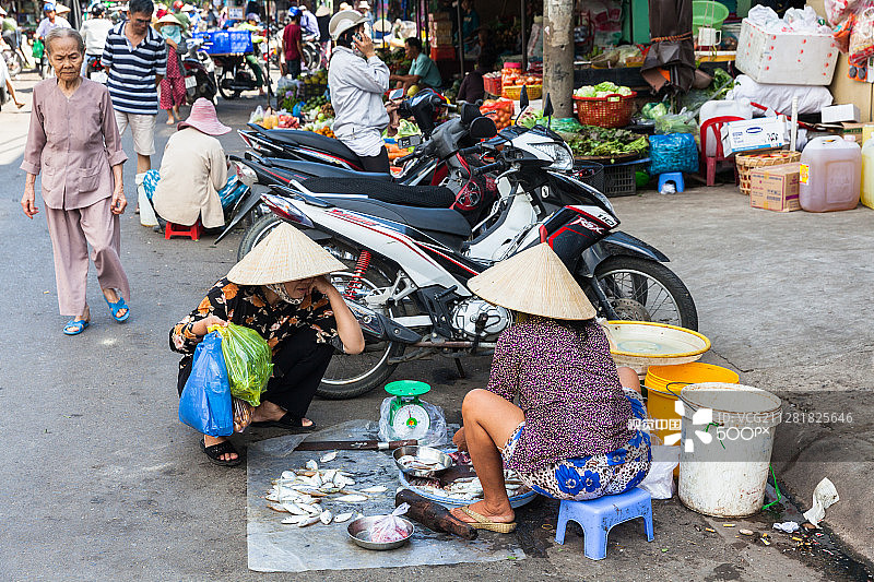 戴着传统斗笠的越南妇女在卖鱼图片素材
