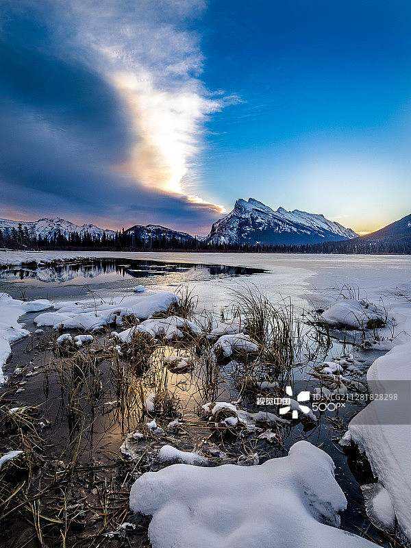 朱红色湖泊图片素材