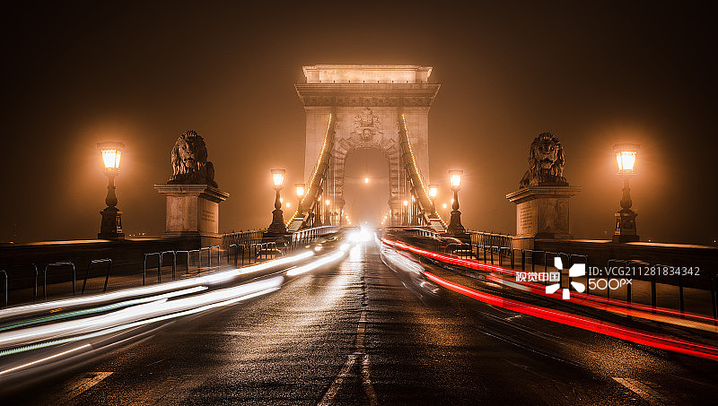夜幕下的塞切尼链桥图片素材