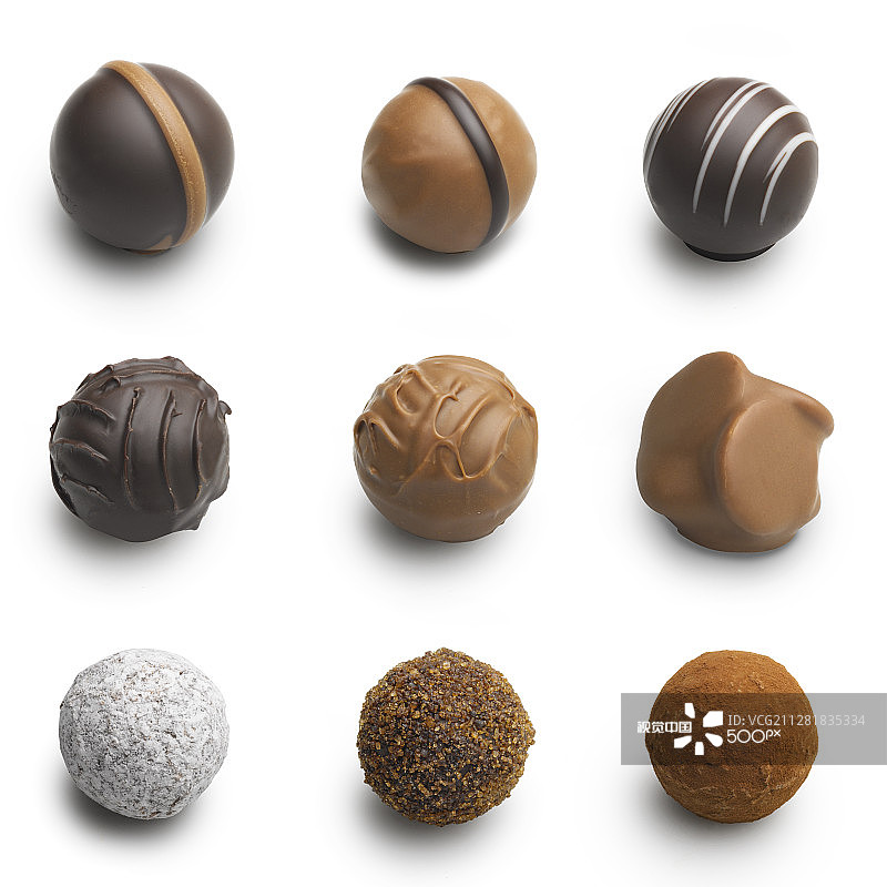 白色背景上的什锦巧克力松露图片素材