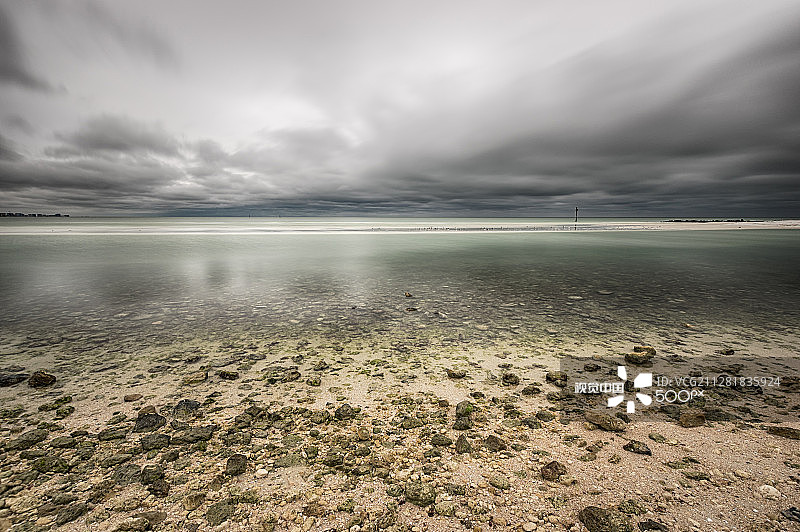 蜜月岛上空的云彩图片素材