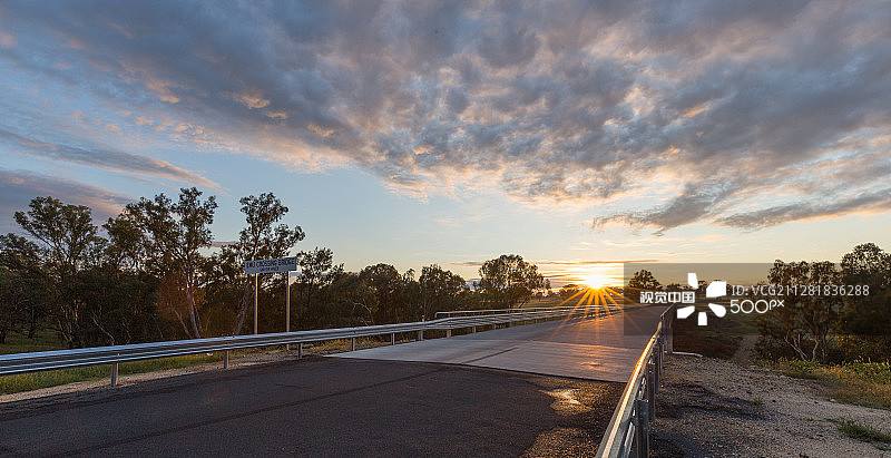 邦达拉的鸸鹋过境桥图片素材