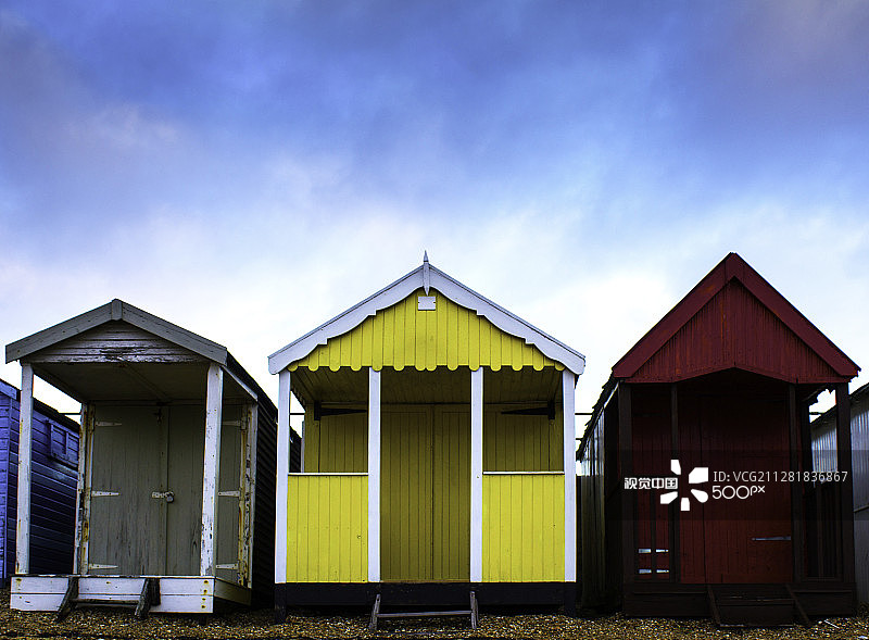 绍森德海滩上的三个海滩小屋图片素材