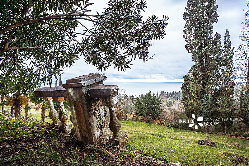 摇摇欲坠的栅栏图片素材