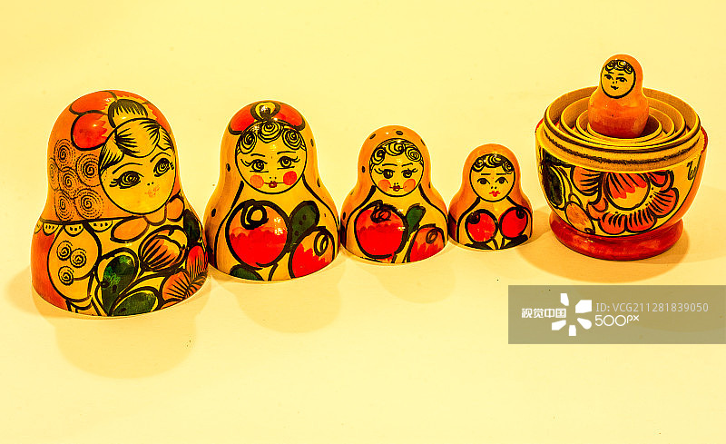 彩色塑料和木制玩具图片素材