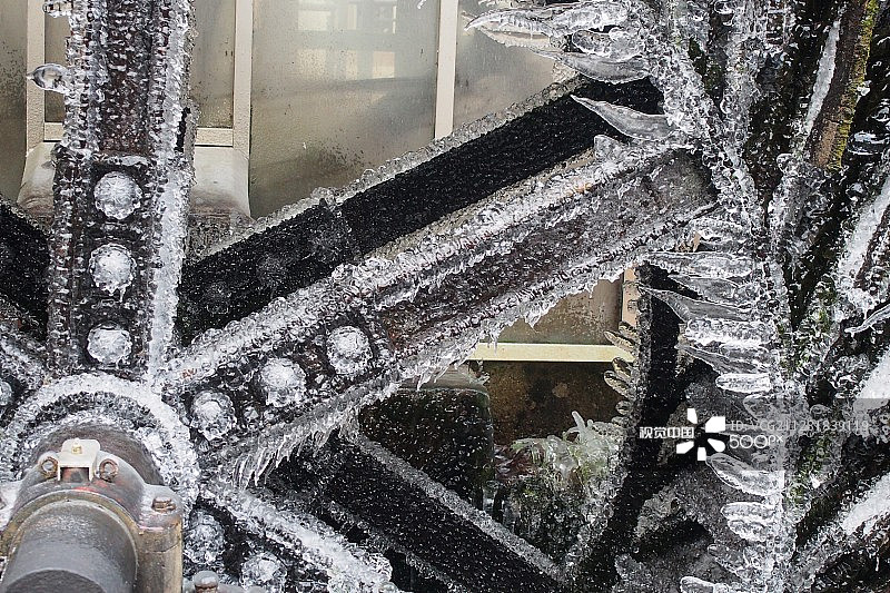 安魏勒（德国）冰冻的磨坊水车图片素材