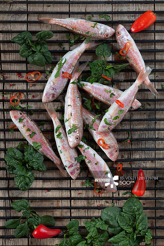 准备烧烤的红鲻鱼图片素材