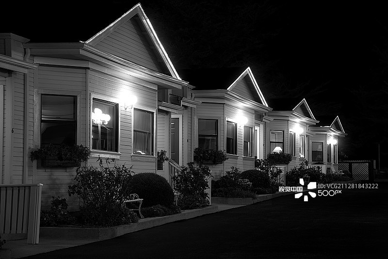 黑白照片中的黄色汽车旅馆图片素材