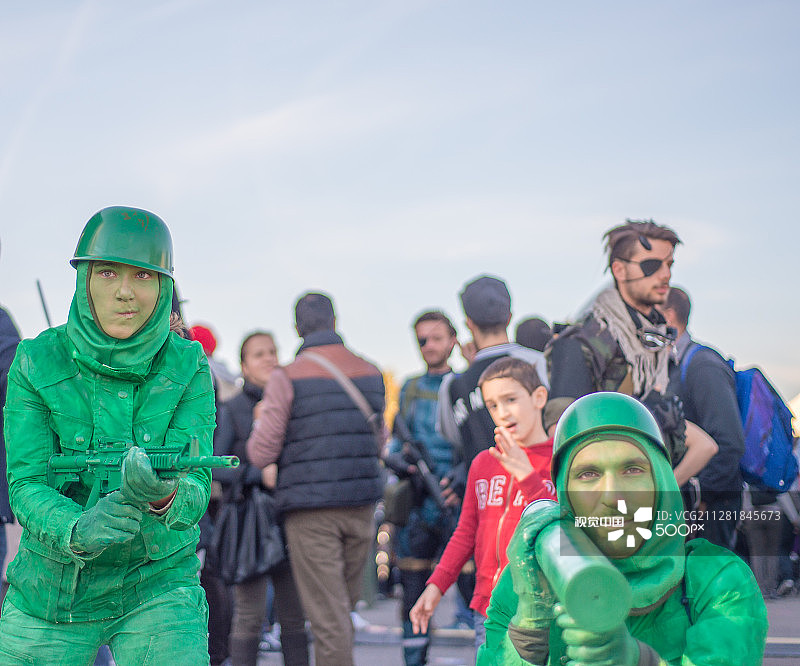 意大利卢卡：Cosplay在卢卡漫画节上为相机摆姿势图片素材