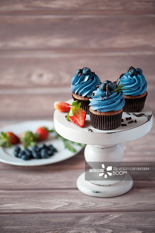 三个蓝莓奶油纸杯蛋糕图片素材