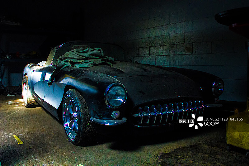 废弃的1956年克尔维特图片素材