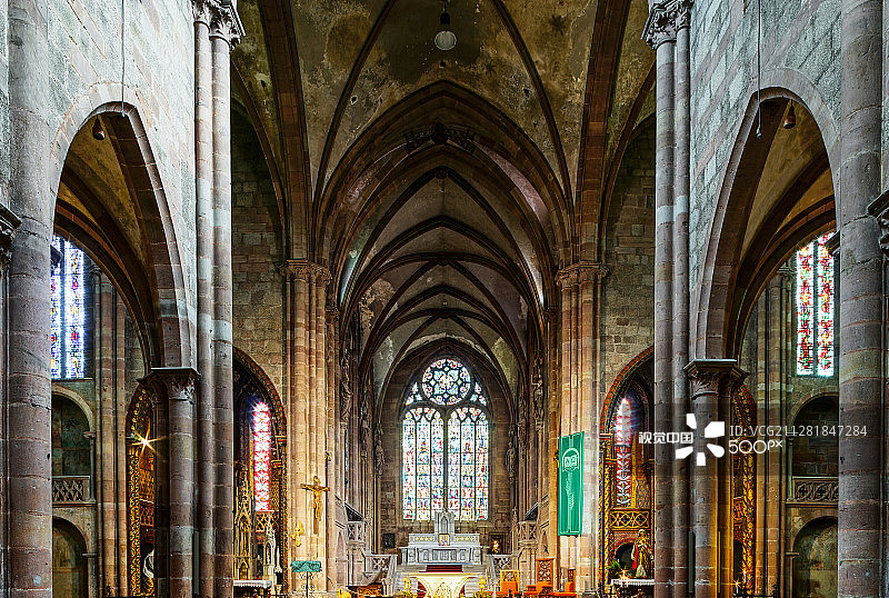 塞莱斯塔圣乔治大教堂的宏伟内景图片素材