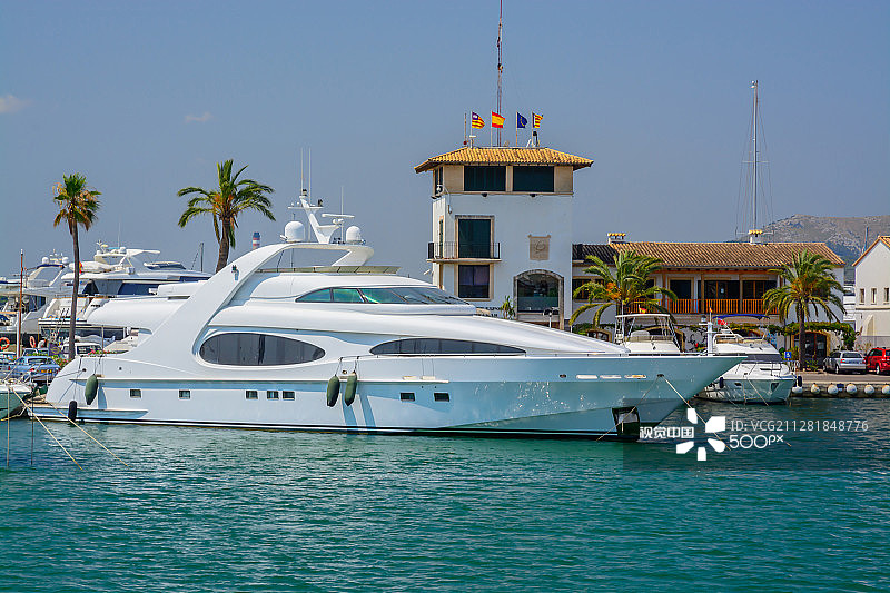 阿尔库迪亚港系泊的船只图片素材
