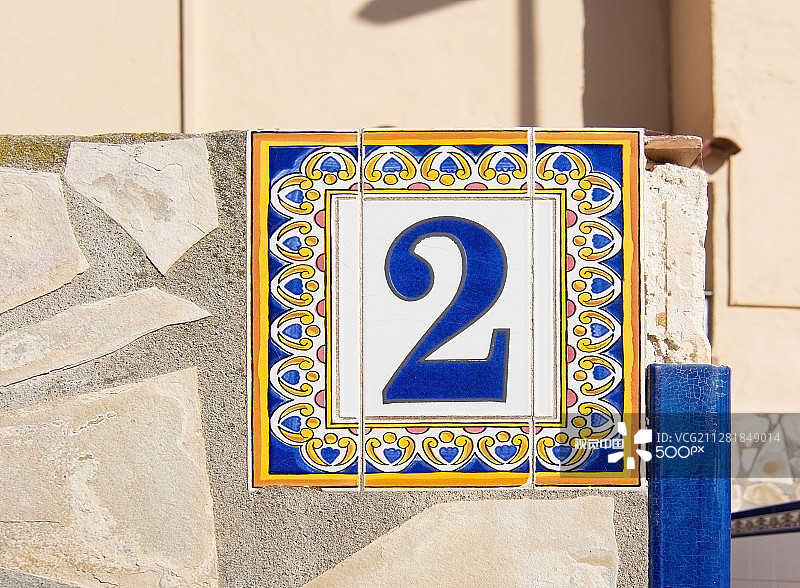 带有数字“2”的陶瓷盘图片素材