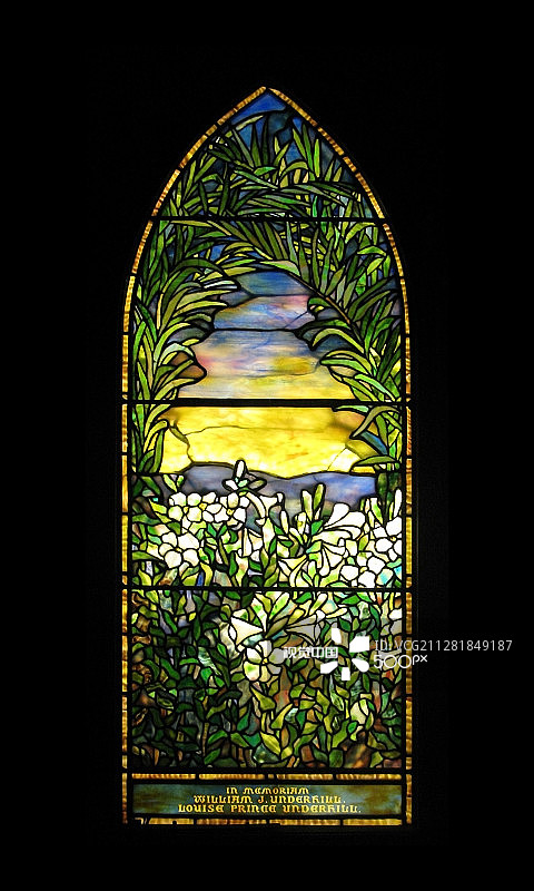 蒂芙尼拱形彩色玻璃窗图片素材