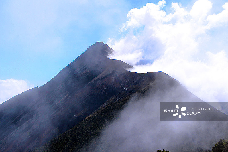 雾气中的富埃戈火山图片素材