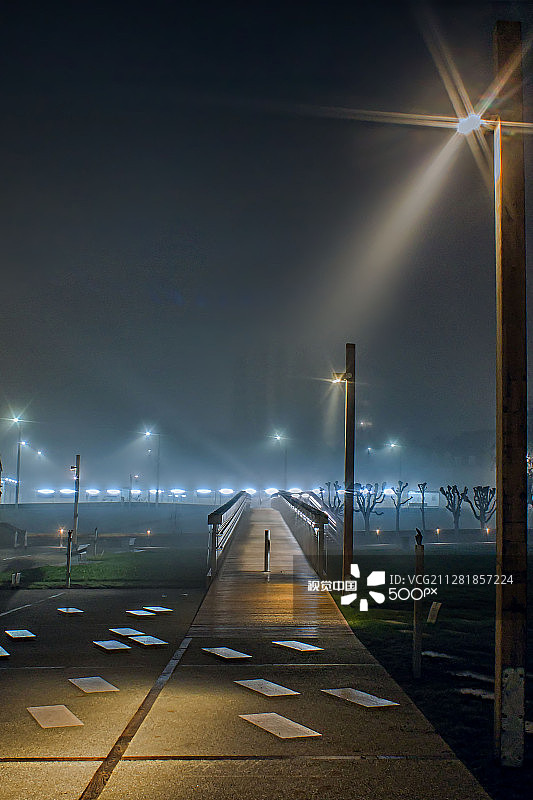 夜幕下的阿朗松图片素材