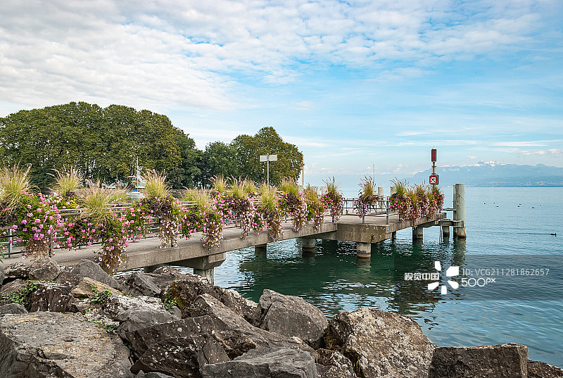 瑞士日内瓦湖 Rolle 湖边的湖边码头图片素材