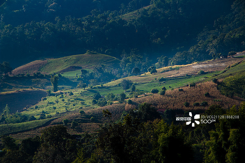 起伏的群山图片素材