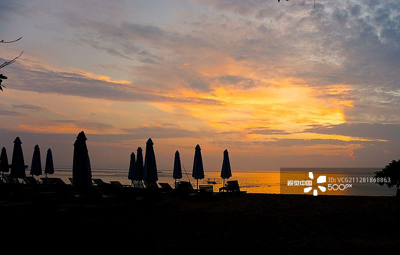 清晨海滩 - 关闭的沙滩伞图片素材