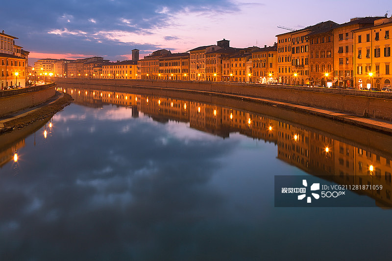 意大利比萨阿诺河夜景图片素材
