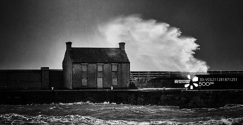 旧海关大楼上空的暴风雨图片素材