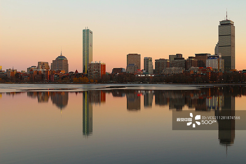 查尔斯河上的波士顿天际线日落图片素材