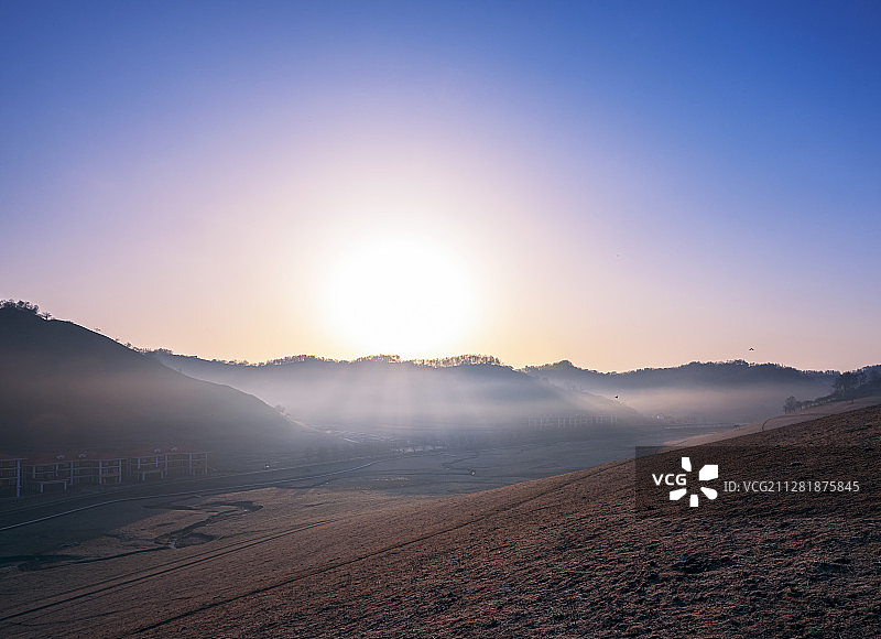 陕西宝鸡市陇县关山草原的早晨，薄雾缭绕犹如仙境。图片素材