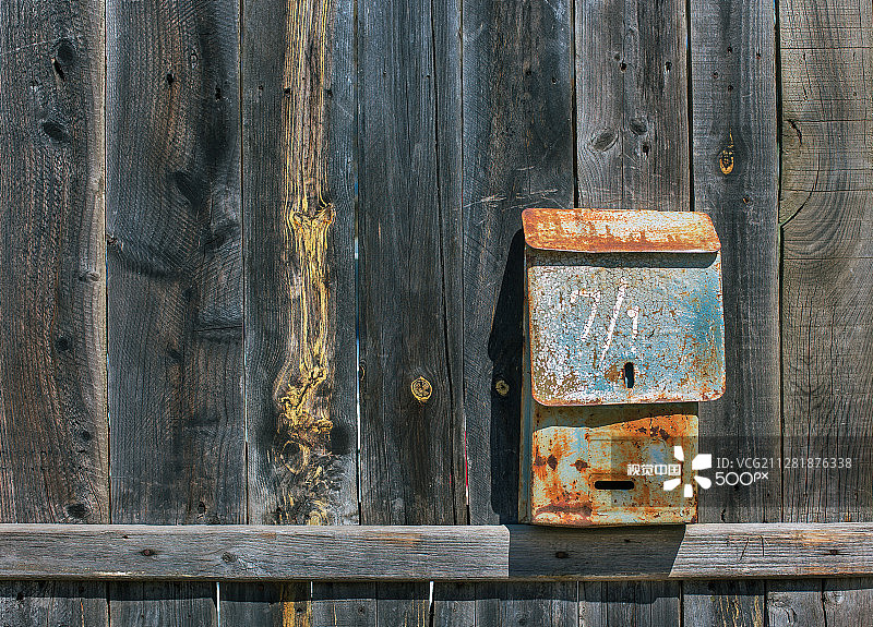 围栏上的旧邮箱图片素材
