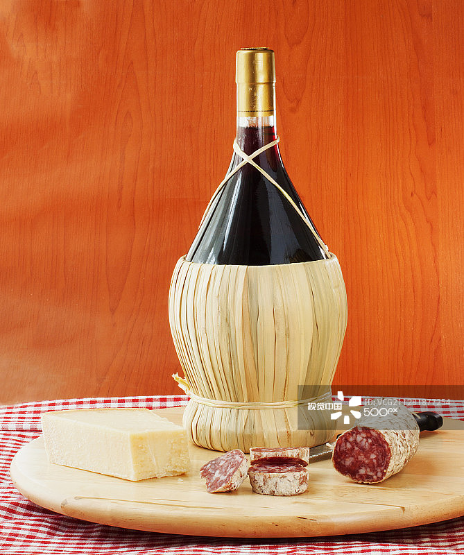 装有红酒、奶酪和香肠的酒瓶图片素材