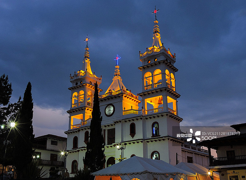 夜晚的马萨米特拉教堂图片素材