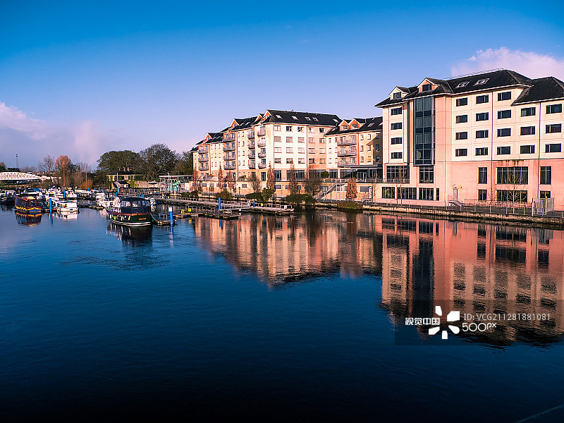 白天时的阿斯隆桥和河流图片素材