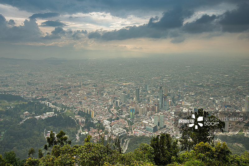 从蒙塞拉特山顶俯瞰波哥大图片素材