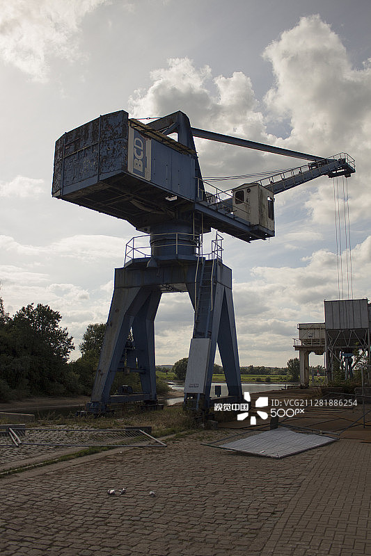 废弃的蓝色起重机图片素材