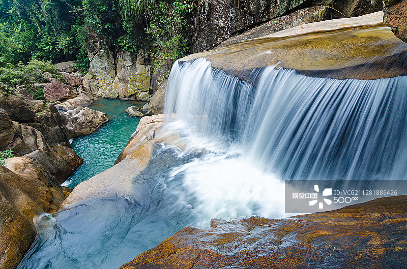 丛林瀑布流水与巨石图片素材