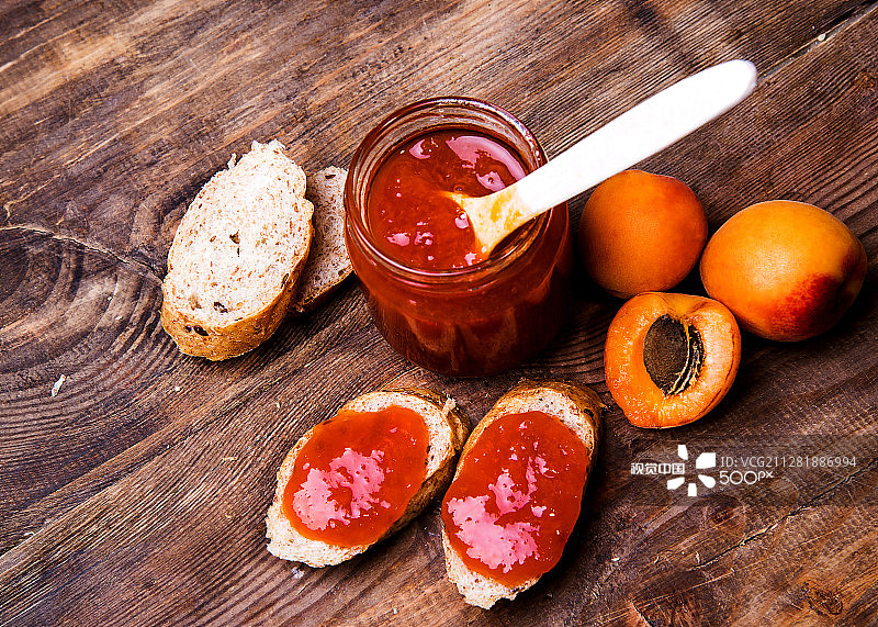 木质背景上的杏子酱吐司图片素材