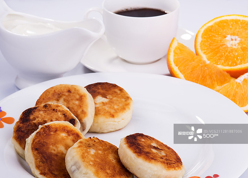 美味的甜奶酪薄煎饼配红醋栗果酱图片素材