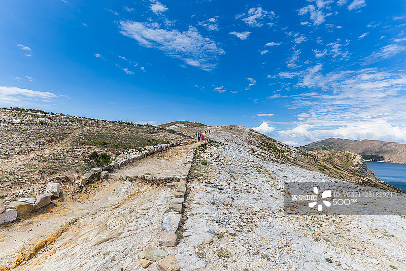 游客在的的喀喀湖太阳岛徒步旅行图片素材