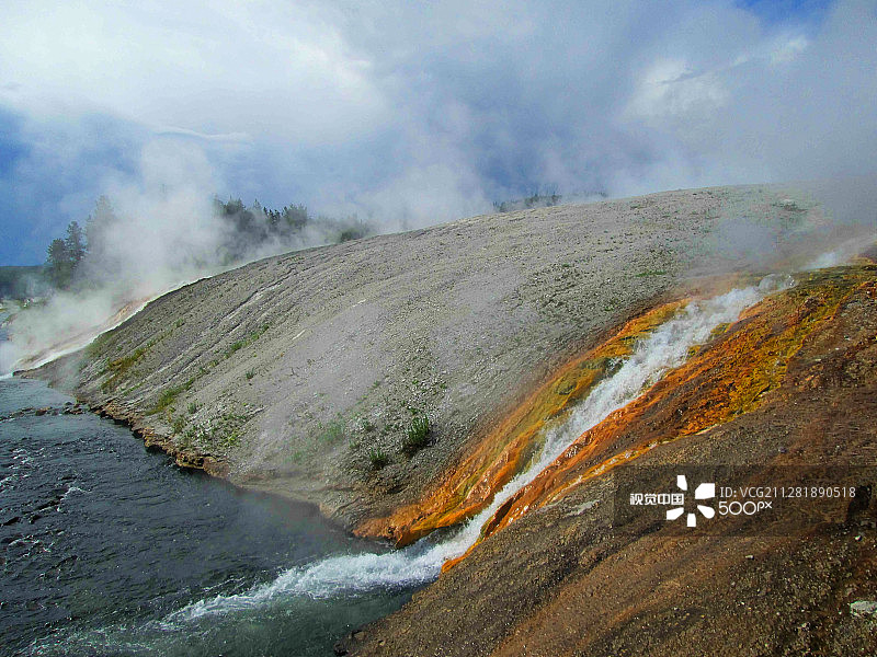 中途间歇泉盆地的火眼河图片素材
