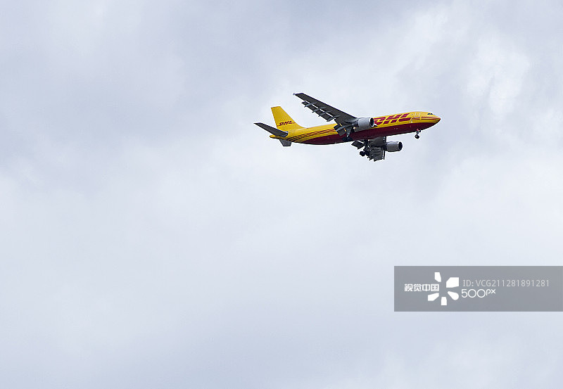 DHL波音757飞机进场图片素材