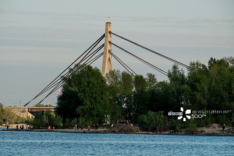 从奥博隆眺望莫斯科夫斯基桥（乌克兰基辅）图片素材