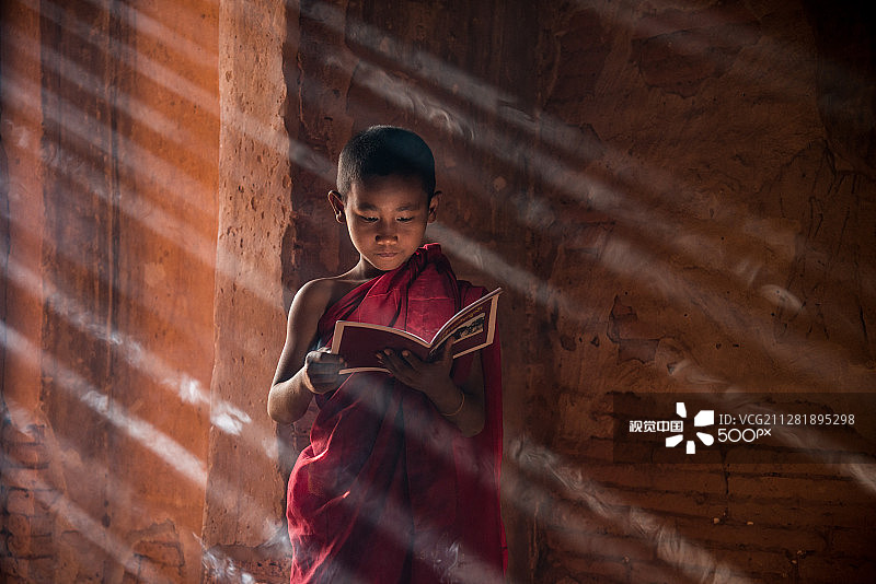 在佛塔内看书的缅甸新手图片素材