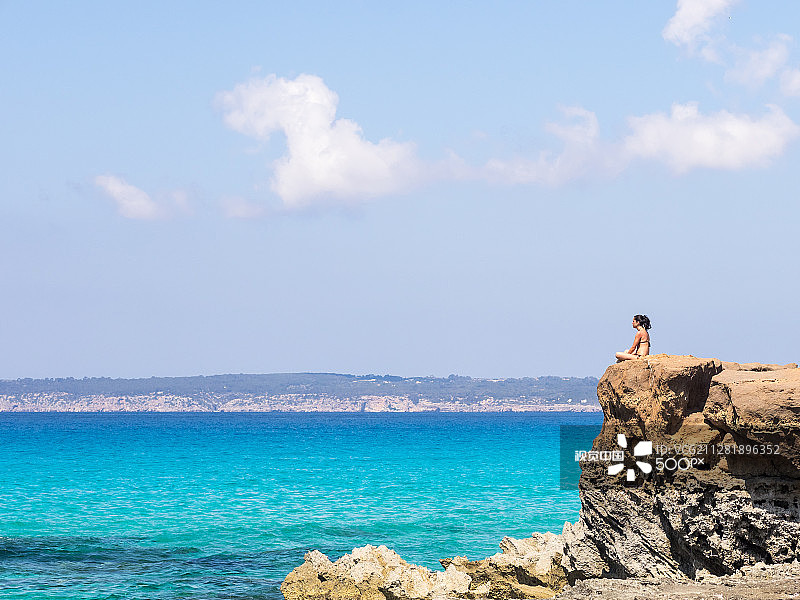 在福门特拉岛思考图片素材