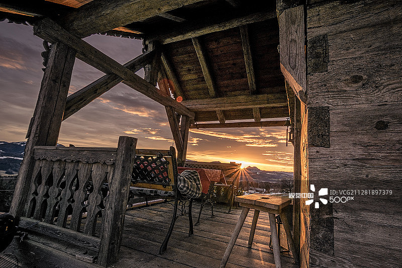 日落时迷失的小屋图片素材