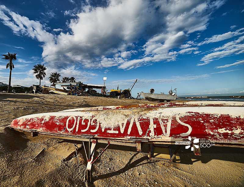 废弃的救生艇图片素材
